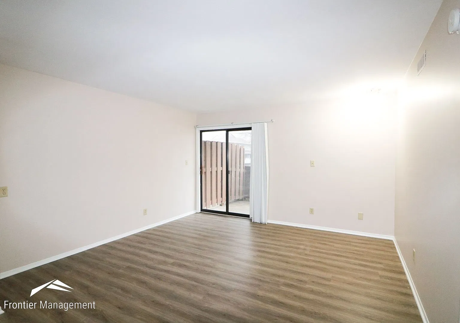1500 McCain Ln — Photo 2
