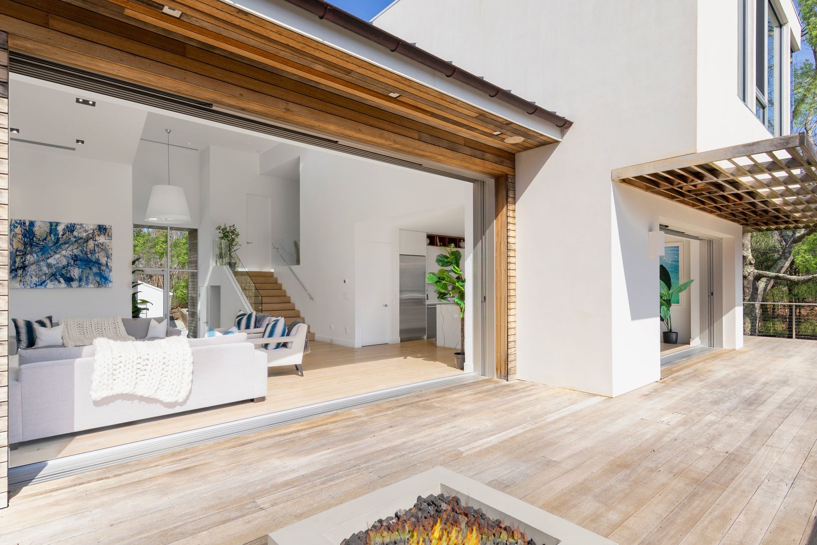  Easy access and easy Modern living 