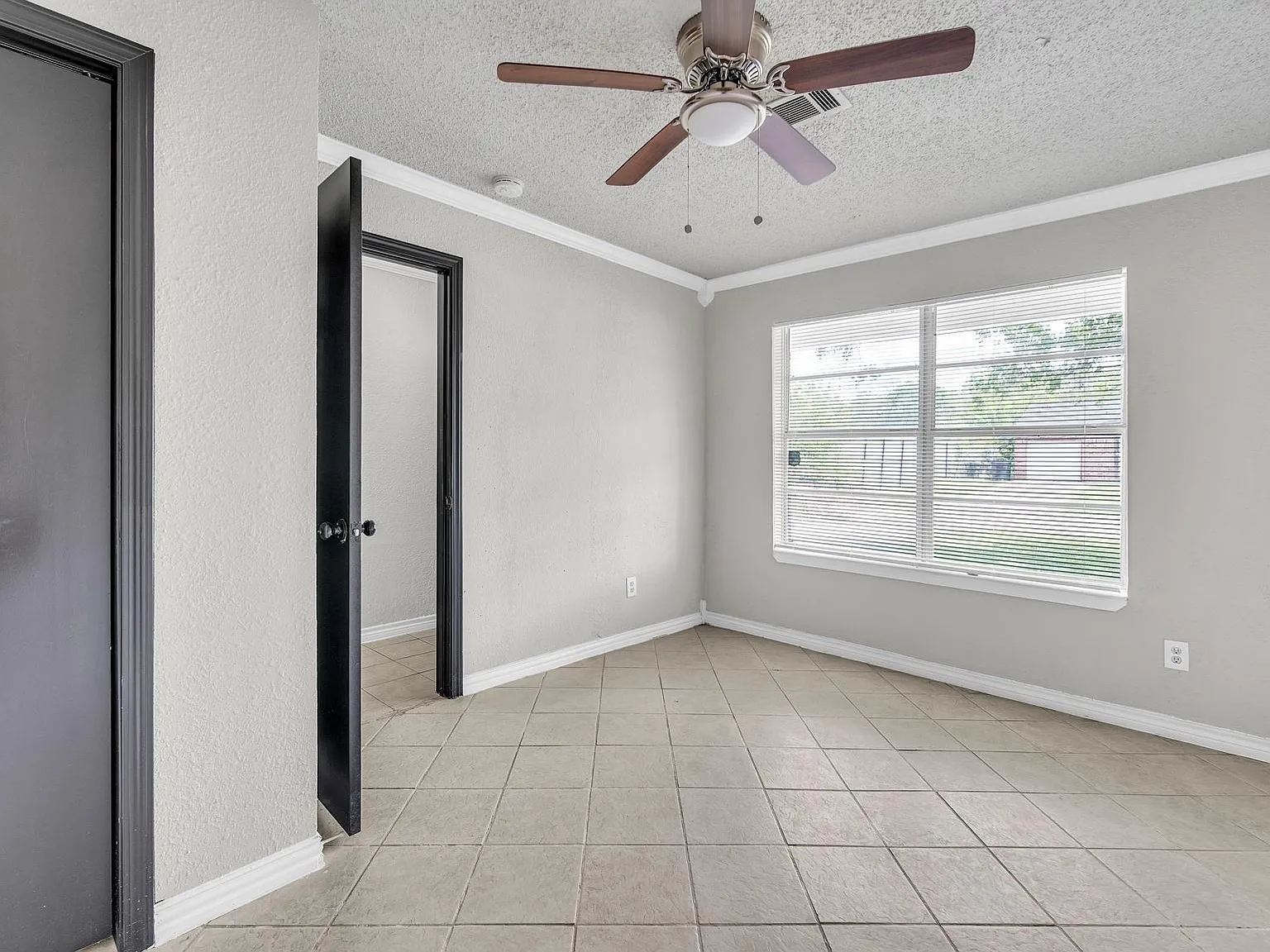 4 bed, 2.0 bath, 1254 sqft, $1,800 — Photo 4