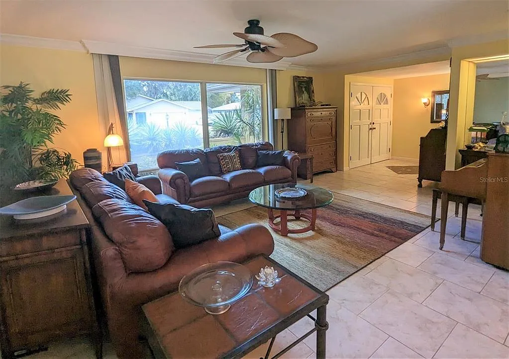 3 bed, 2.0 bath, 2098 sqft, $3,500 — Photo 3