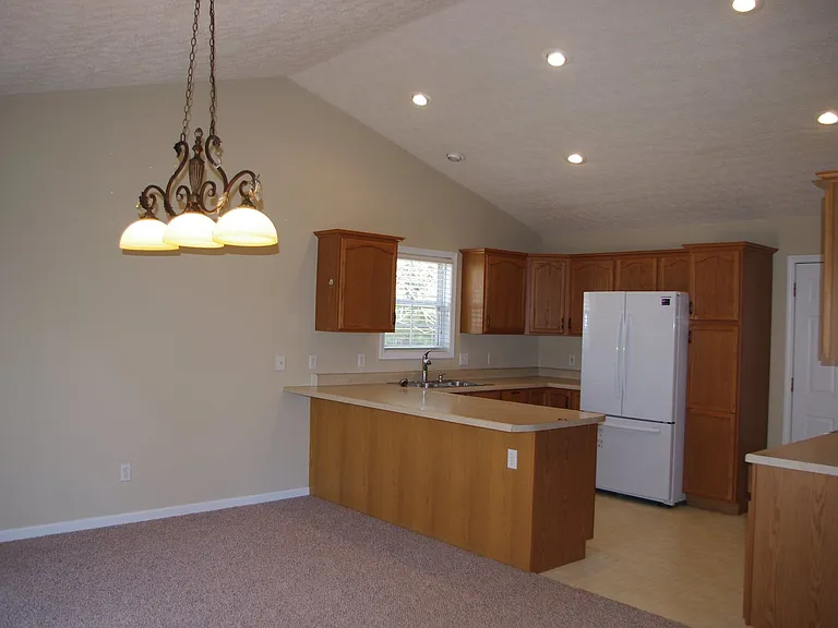 905 Hampton Ct — Photo 3