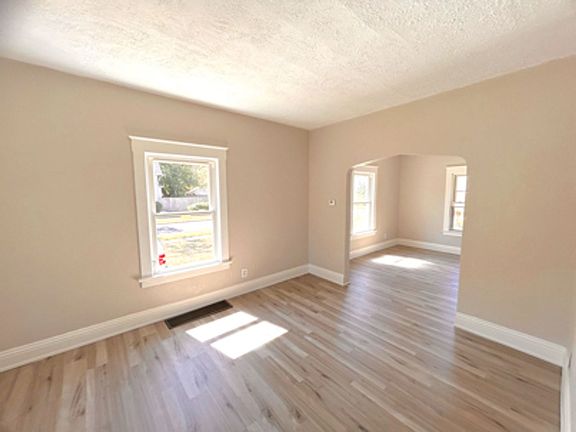 5th image of 552 Carlton St
