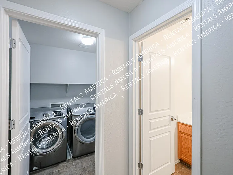4563 E Oxford Ln — Photo 29