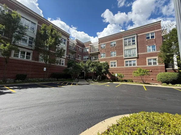300 E Church St Unit 204, Libertyville, IL 60048