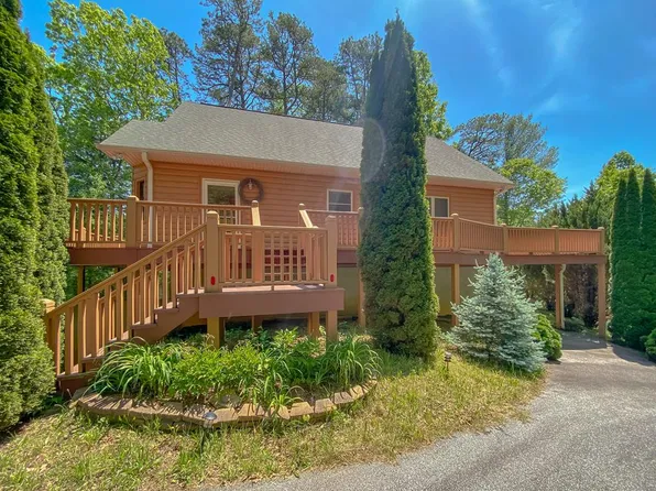 273 N Rhododendron Rd, Almond, NC 28702