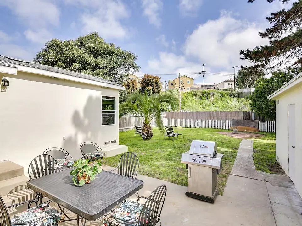 2229 Poinsettia Dr