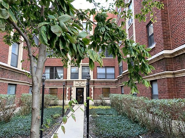 2nd image of 1054 W Granville Ave Unit 15