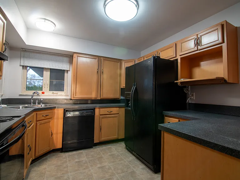 2861 Wellesley Dr — Photo 4