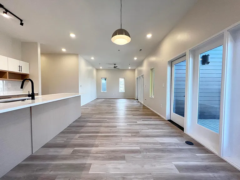 547 Winton Ter NE #2E — Photo 16