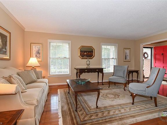 3rd image of 803 Edinburgh Dr