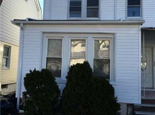 18620 Dormans Rd, Saint Albans, NY 11412