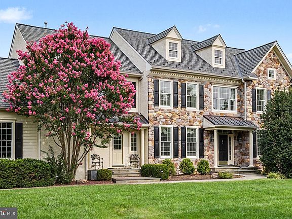 2nd image of 125 Muirfield Ln