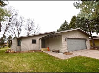 2525 Viking Cir S, Fargo, ND 58103