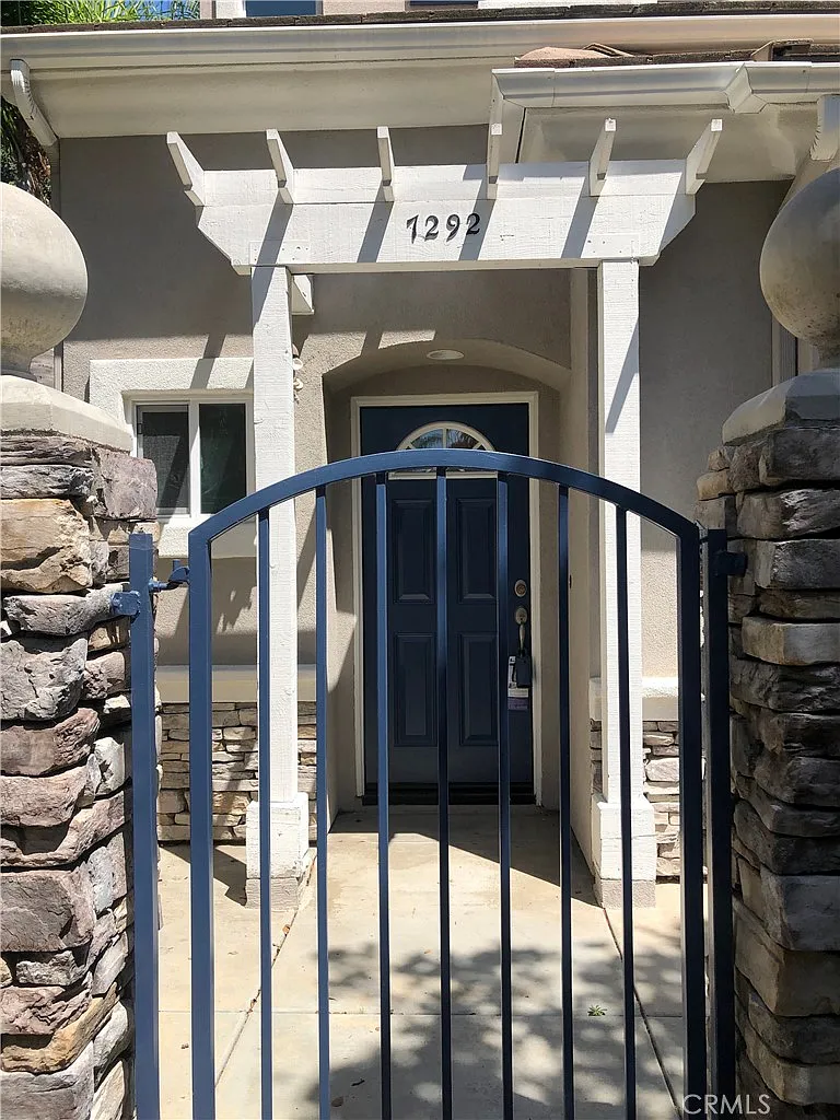 3 bed, 2.5 bath, 1350 sqft, $4,200 — Photo 1