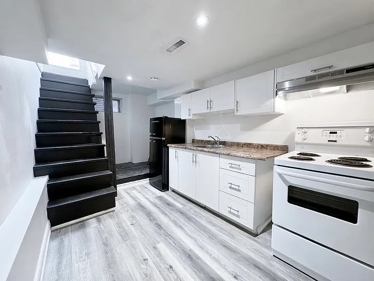 909 Palmerston Ave #LOWER — Photo 1
