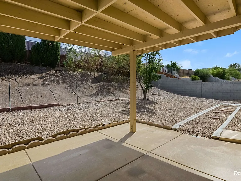 422 Chateau Dr — Photo 15