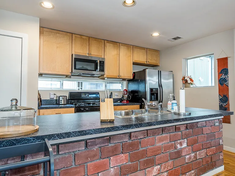 1304 Arthur St — Photo 8