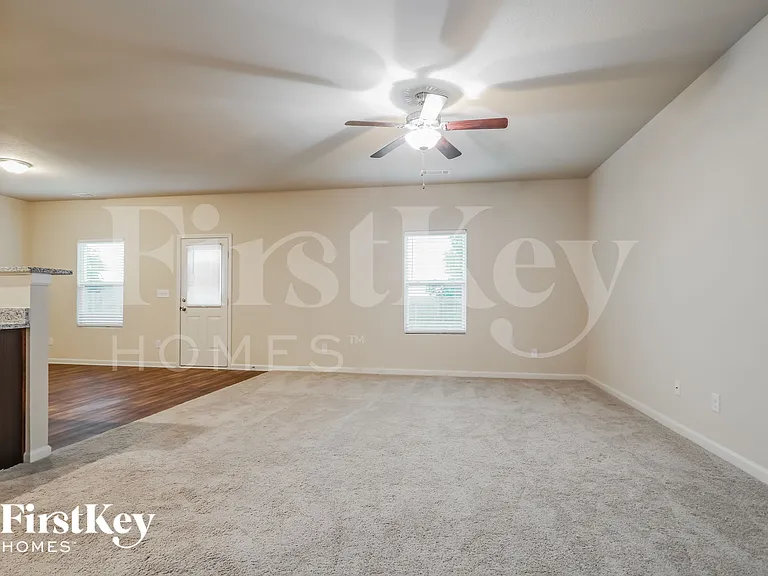 323 Darling Ln — Photo 4