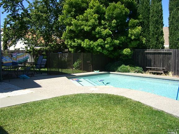 4th image of 213 Milford Ct