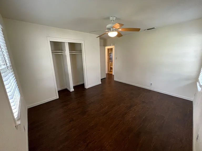 4749 Laverda Dr — Photo 35