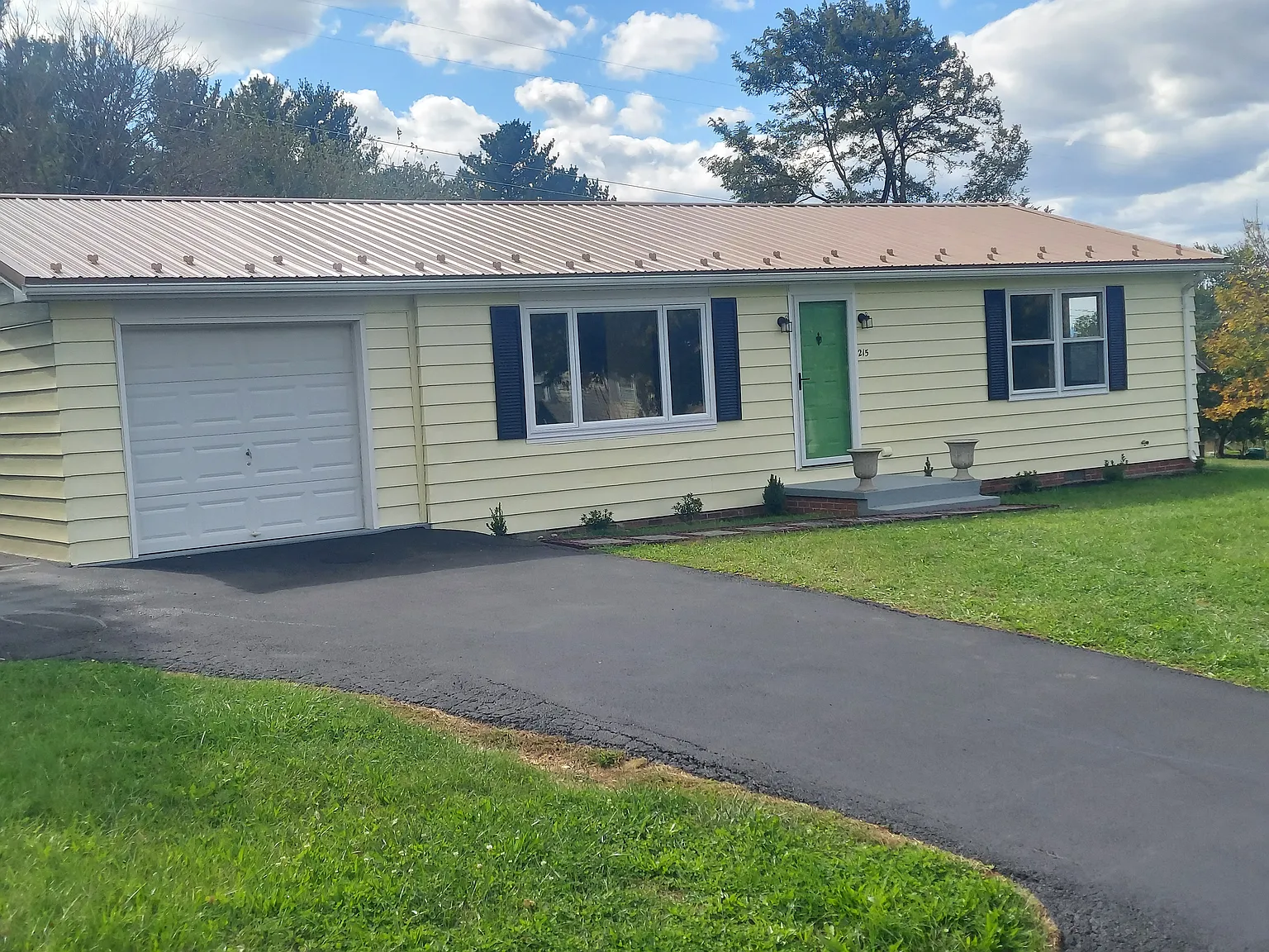 215 Southgate Dr — Photo 2