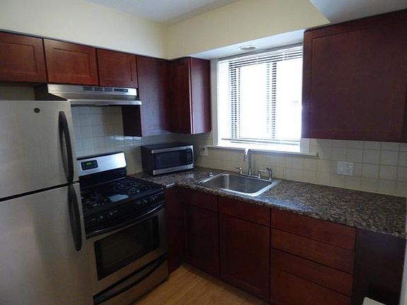 2nd image of 2704 W Lunt Ave APT 103