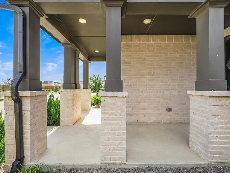 2712 Biltmore Dr — Photo 3