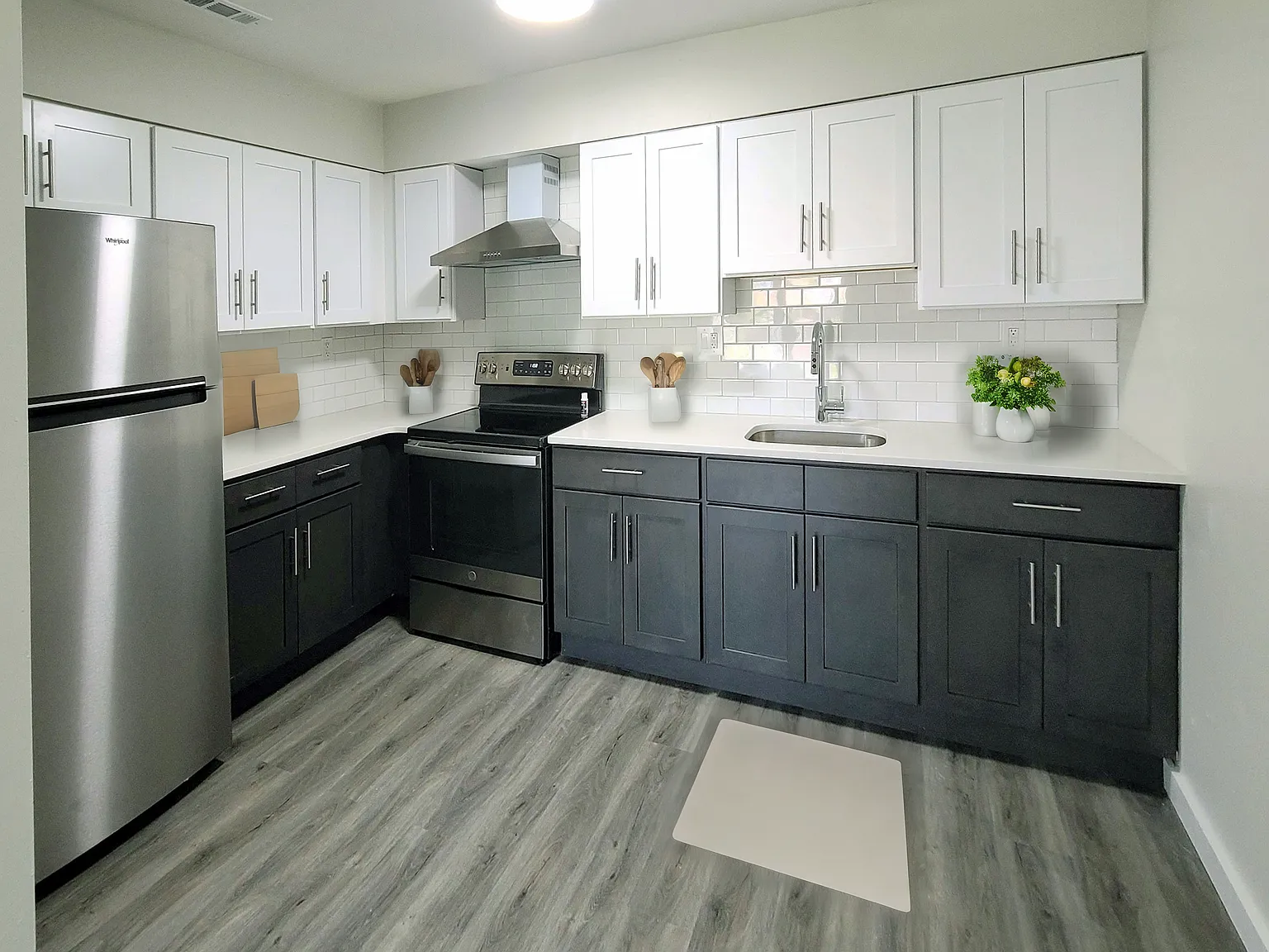 Edgewater Manor — Photo 1