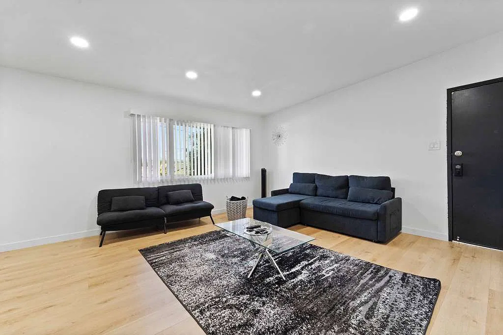 2 bed, 810 sqft, $2,475 — Photo 3