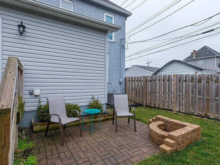 1074 E Columbus St — Photo 30