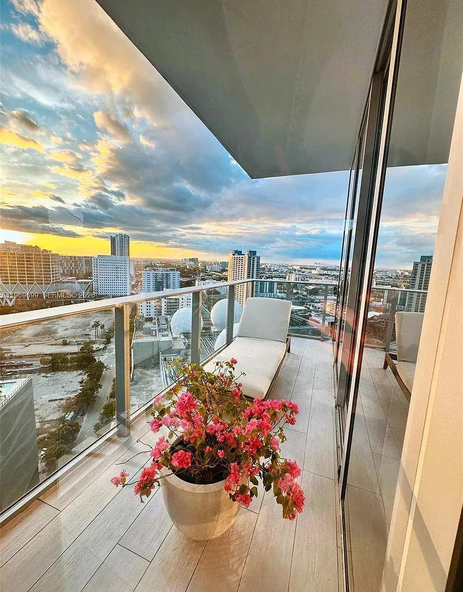 3 bed, 2165 sqft, $14,500 — Photo 2