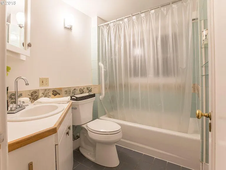 2075 Harris St — Photo 12