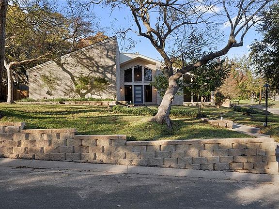 3rd image of 708 Forest Oaks Dr