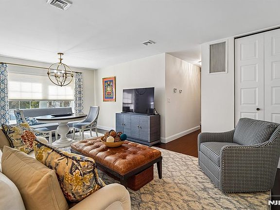 4th image of 364 E Ridgewood Ave APT 3