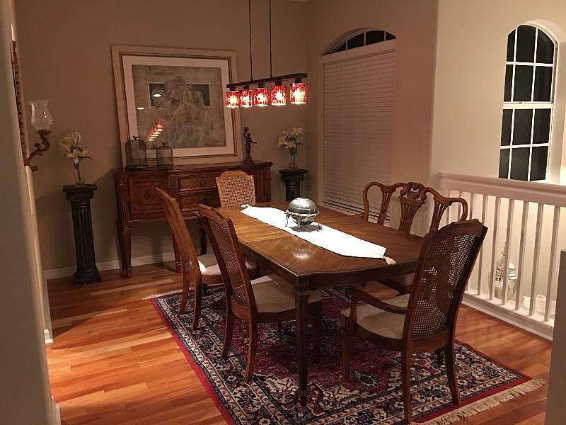 Entrance area as dining room