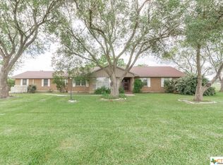 100 Oakridge Dr, Yoakum, TX 77995