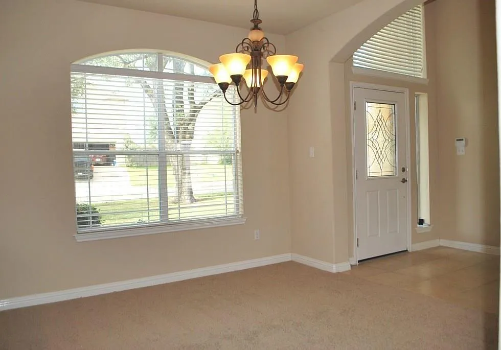 4 bed, 2.5 bath, 2912 sqft, $2,995 — Photo 4