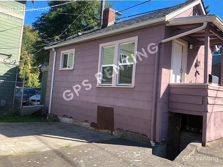 5236 1/2 11th Ave NE — Photo 1