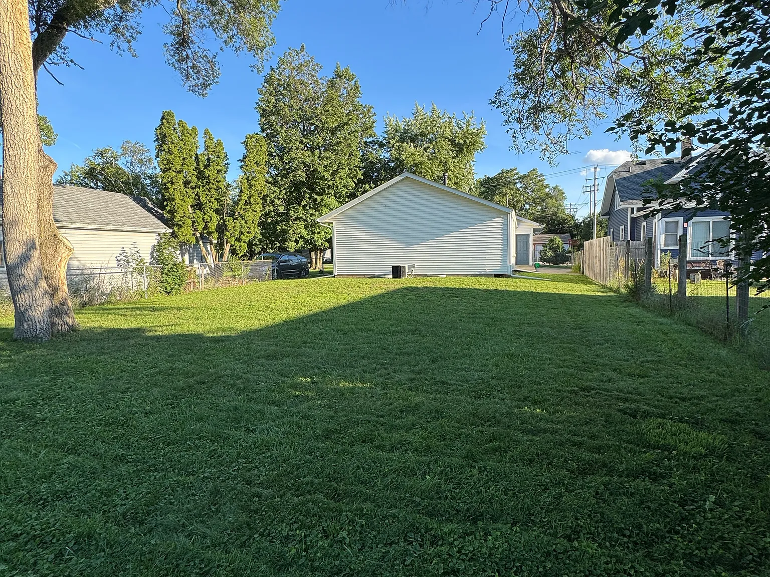 3 bed, 1000 sqft, $1,700 — Photo 2