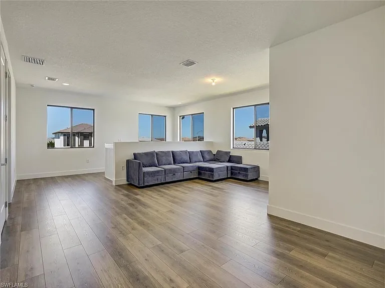 5126 Penella Ave — Photo 32
