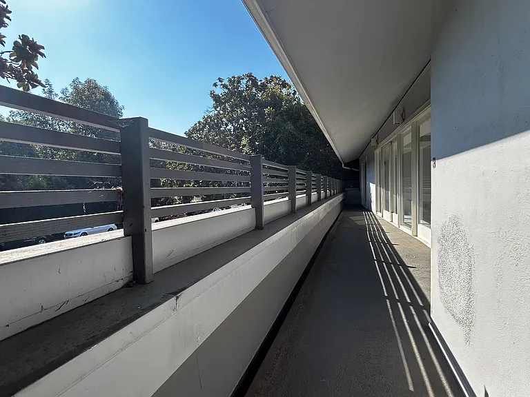939 Hilgard Ave — Photo 2