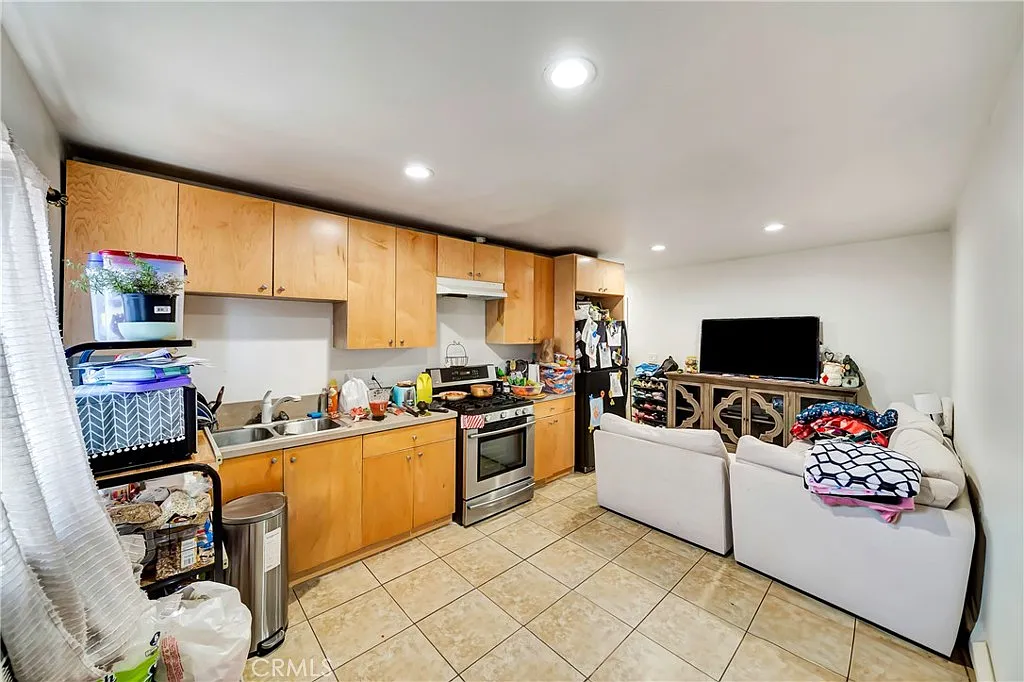 2 bed, 700 sqft, $2,300 — Photo 2