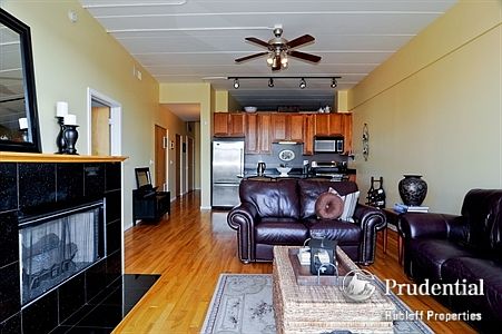 3rd image of 3944 N Claremont Ave Unit 406