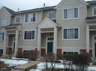 571 Cary Woods Cir, Cary, IL 60013