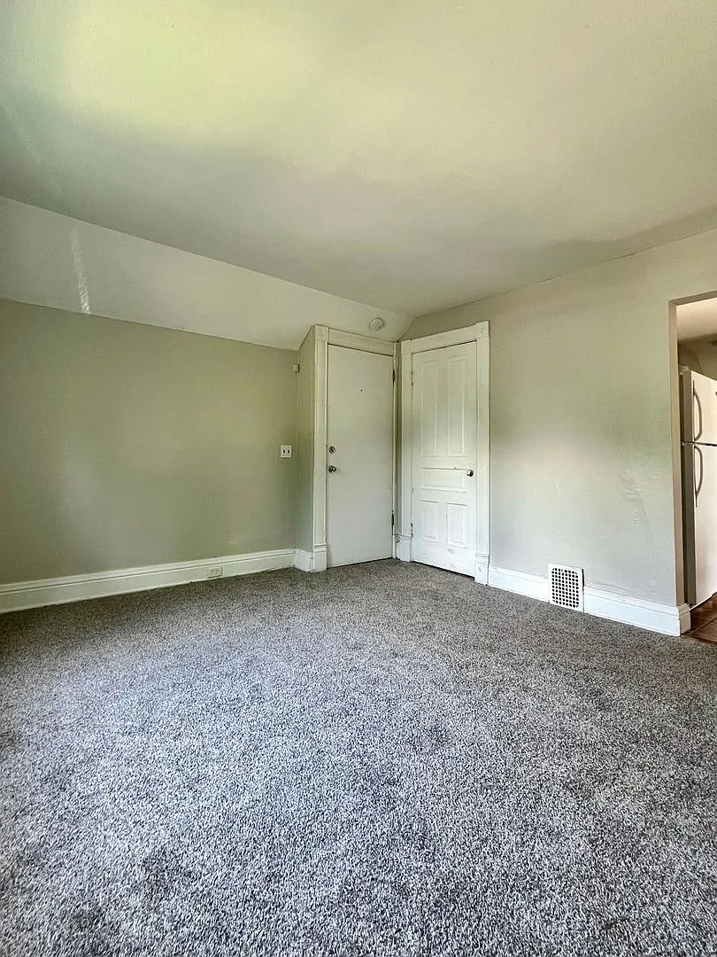 2 bed, 1.0 bath, $875 — Photo 2