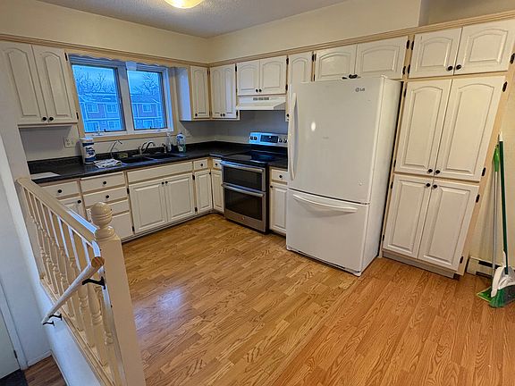 5th image of 915 E Baker St