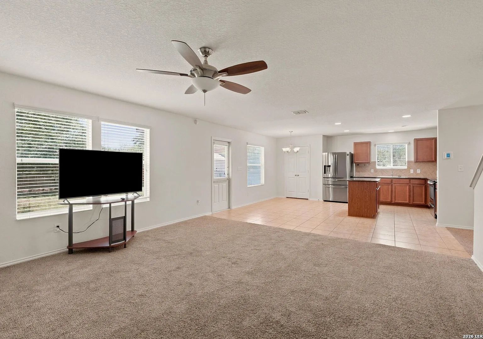 3 bed, 2.5 bath, 2307 sqft, $2,000 — Photo 2