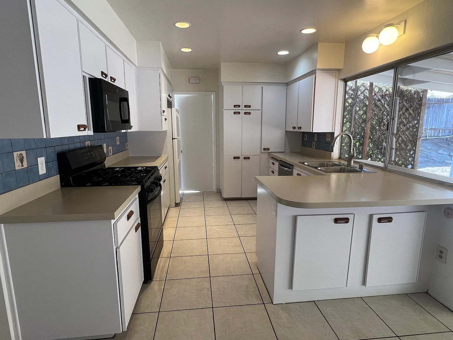 4 bed, 1300 sqft, $4,190 — Photo 3