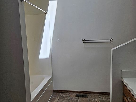 5th image of 2104 Oxford Dr