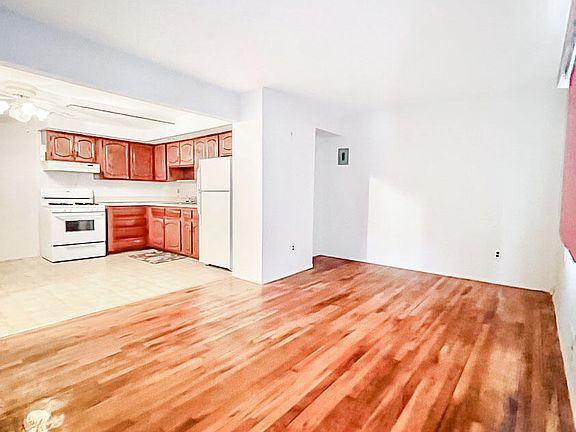 3rd image of 106 Redwood Ave Floor 1